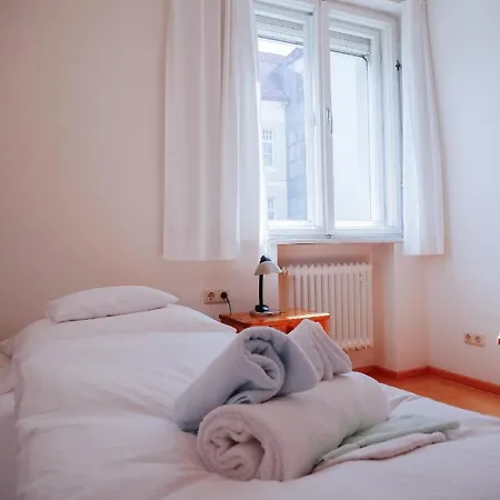 Kreuzschwestern Hall Bed & Breakfast Hall in Tirol