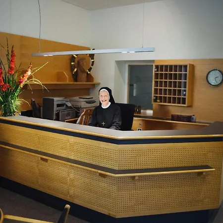 Kreuzschwestern Hall فندق مبيت وإفطار *