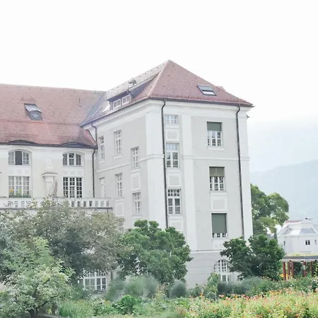 Kreuzschwestern Hall Bed & Breakfast *