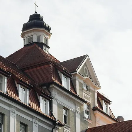 Kreuzschwestern Hall Bed & Breakfast