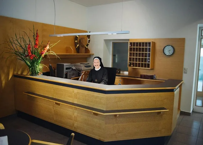 Kreuzschwestern Hall לינה וארוחת בוקר *