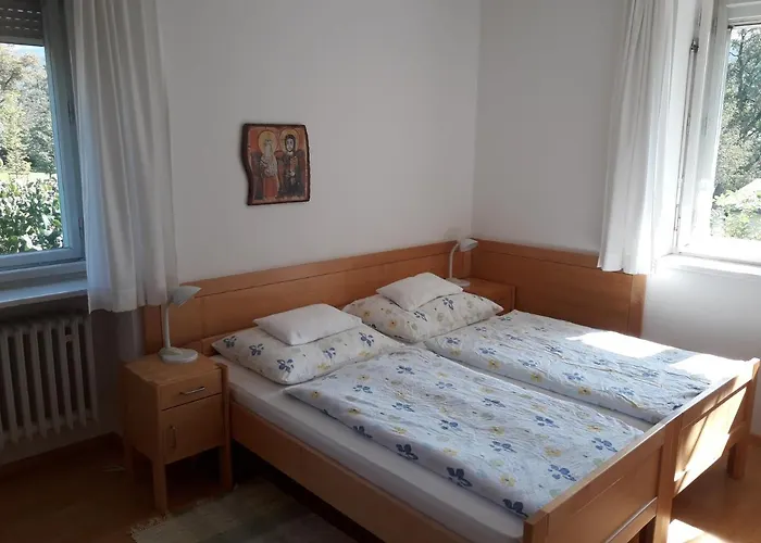 לינה וארוחת בוקר Kreuzschwestern Hall *