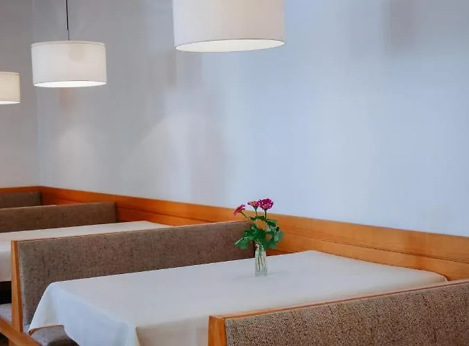 Kreuzschwestern Hall לינה וארוחת בוקר *