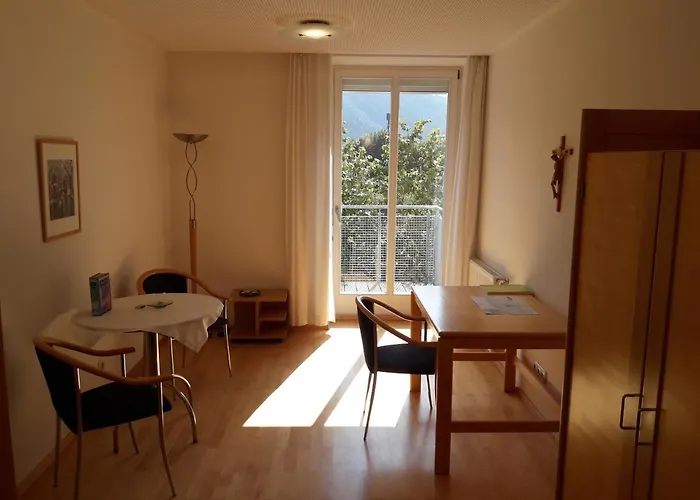 לינה וארוחת בוקר Kreuzschwestern Hall