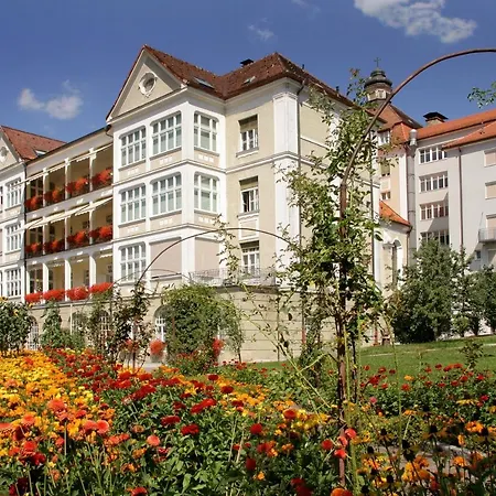 Kreuzschwestern Hall Bed & Breakfast